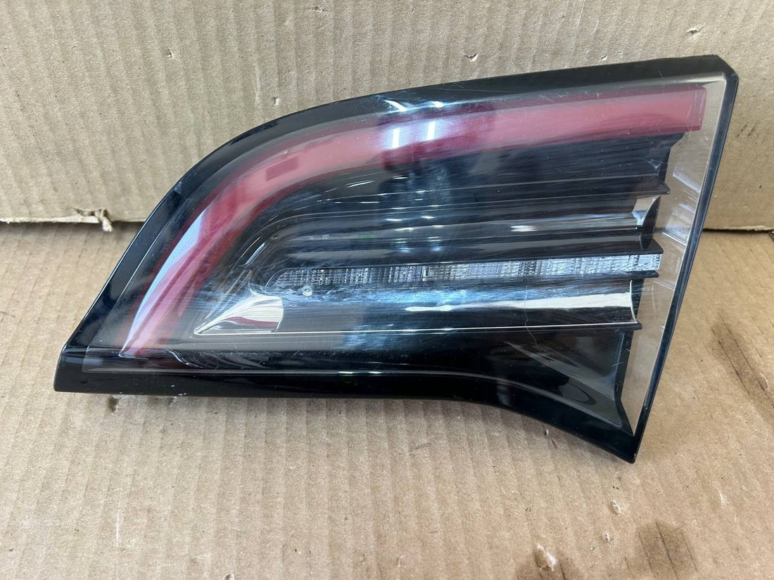 ✅2017-2020 Tesla Model 3 Right Inner Tail Light 3 Pin 1077402-00-G