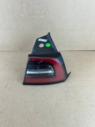✅ 17-23 Tesla Model 3/Y OEM Right Rear LED Tail Light 3-Pin 1077398 w/scratch