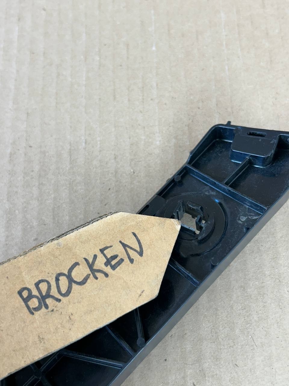 ✅20-24 Tesla Model Y Rear RH Bumper Retainer/Taillamp Bracket 149403700A/ broken