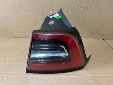 ✅20-24 Tesla Model Y/3 Rear Right Outer Tail Lamp 4 PIN 1502087-00-D /scratched