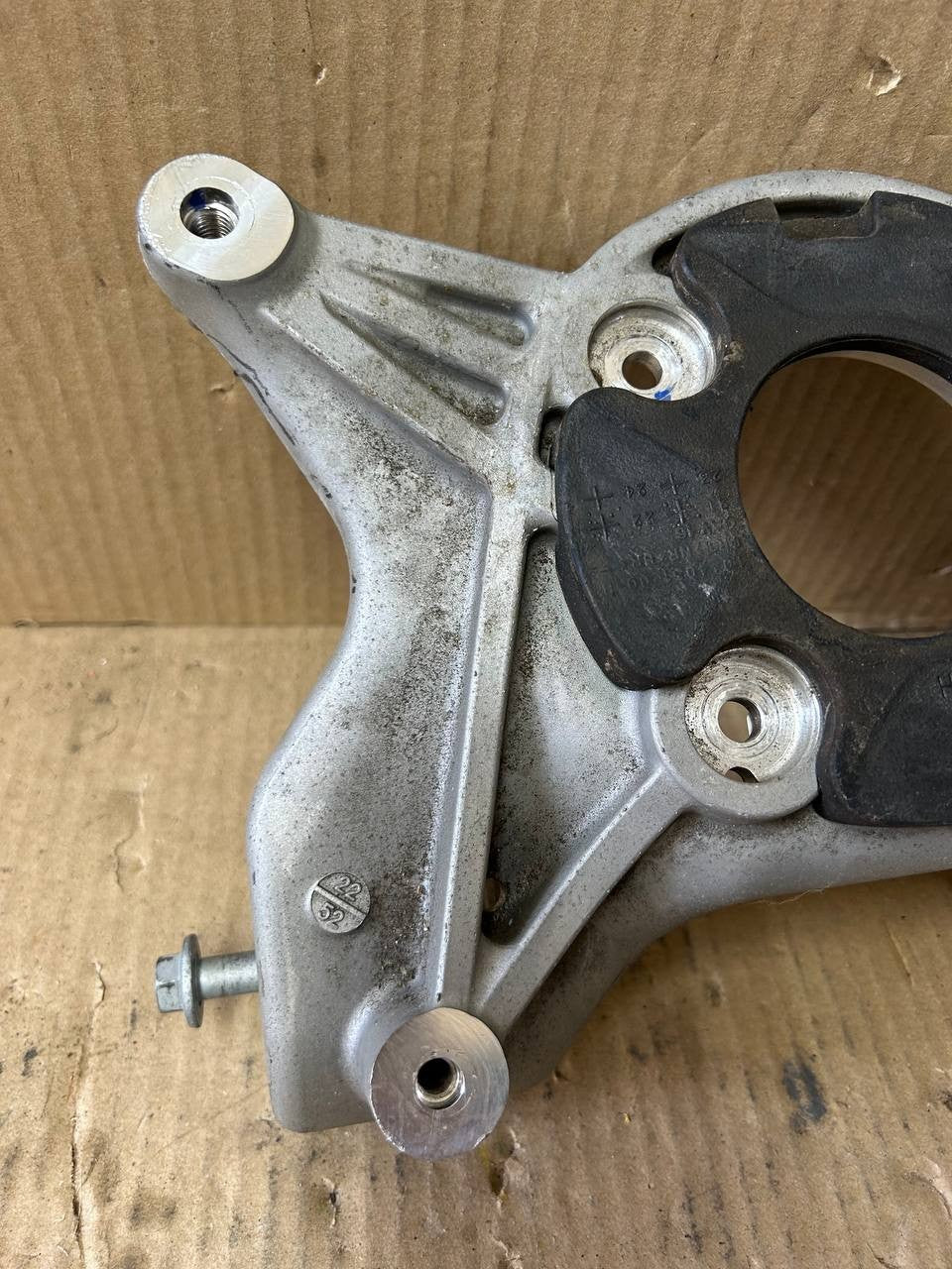 ✅ Tesla Model 3/Y Front Left Upper Strut Mount Bracket 17-23 OEM 1044032-00-C