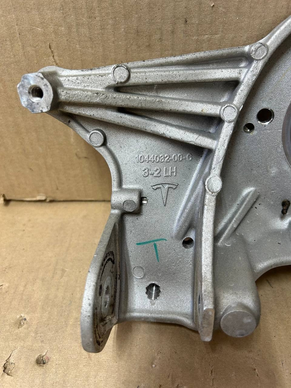 ✅ 17-23 Tesla Model 3/Y Front Side Upper Strut Mount Bracket Left 1044032-00-C