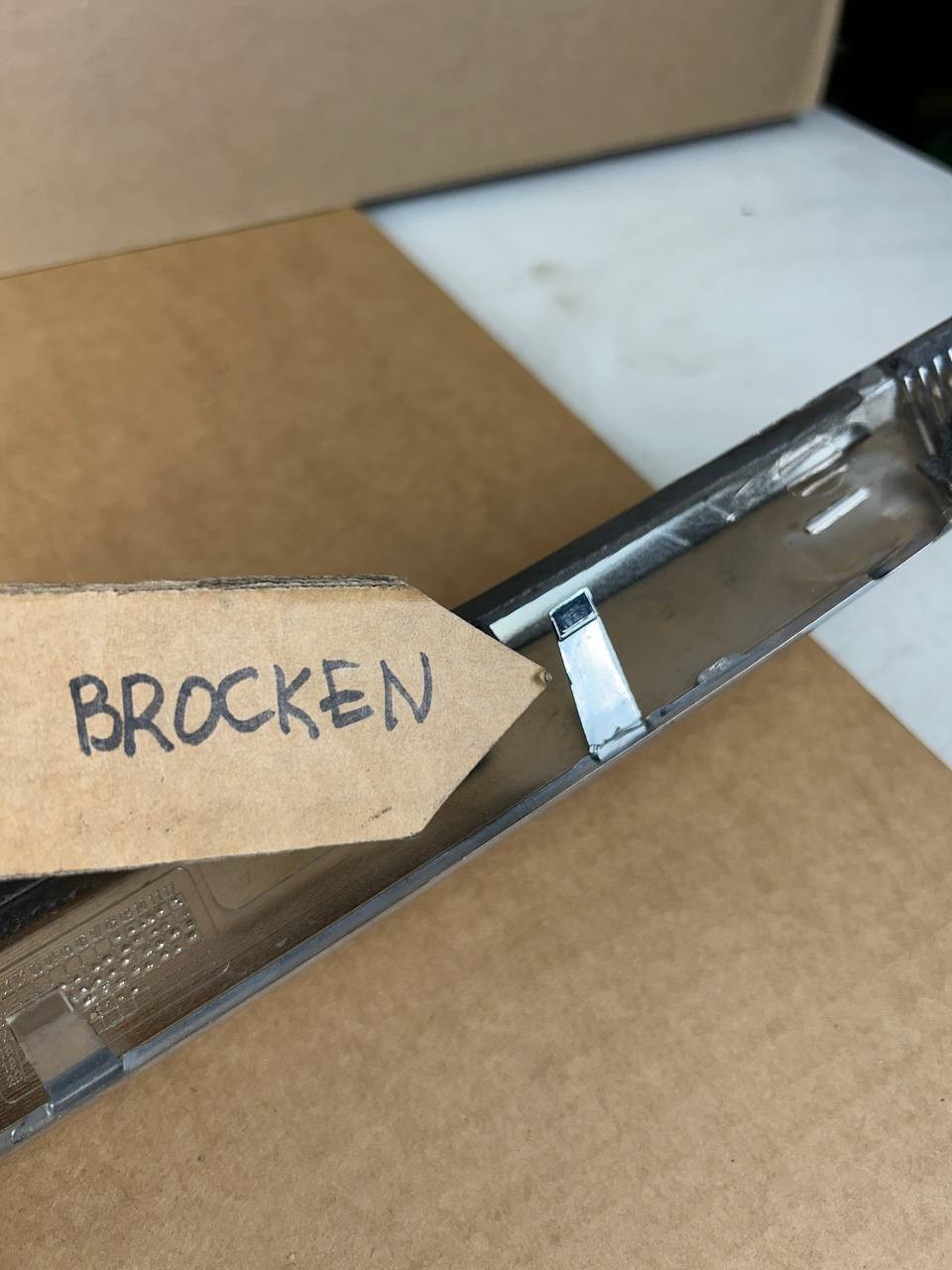 ✅ 16-20 Tesla Model X Liftgate Applique 1035369-00-D /broken