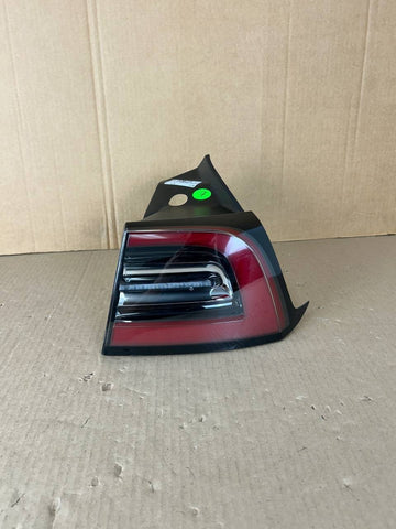 ✅17-23 Tesla Model 3/Y OEM Right Rear LED Tail Light 3-Pin 1077398 w/scratches