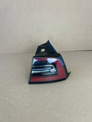 ✅ 17-23 Tesla Model 3 Model Y Right Side Tail Light OEM 1077398-96-F w/scratches