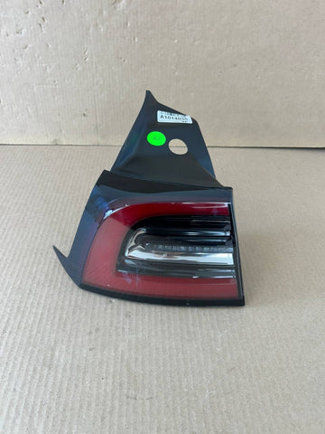 ✅ Tesla Model 3 Rear Left Tail Light Lamp Quarter Mounted 1077397 w/scratch
