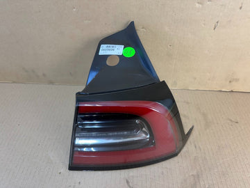 ✅ 17-23 Tesla Model 3/Y Outer Rear Right LED Tail Lamp 1077398-00-H /scratched