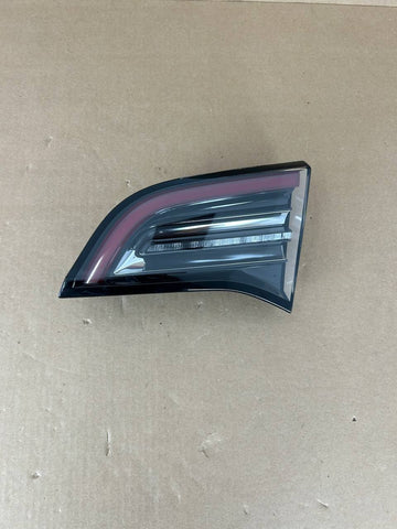 ✅ 17-20 Tesla Model 3 RIGHT RH Inner LED Tail Light 1077402-00-G w/scratches