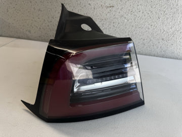 ✅ 17-23 Tesla Model 3 / Y LED Rear Outer Tail light Left Side 1077397/scratched