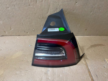 ✅20-24 Tesla Model 3 Rear Right Outer Tail Lamp-LED 3 Pin  1077398