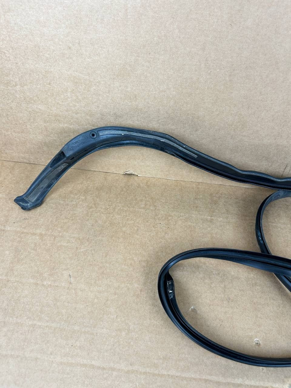 ✅ Tesla Model S 2012-2021 Rear Right Door Seal Bodyside 6009588 OEM TMSS-R02
