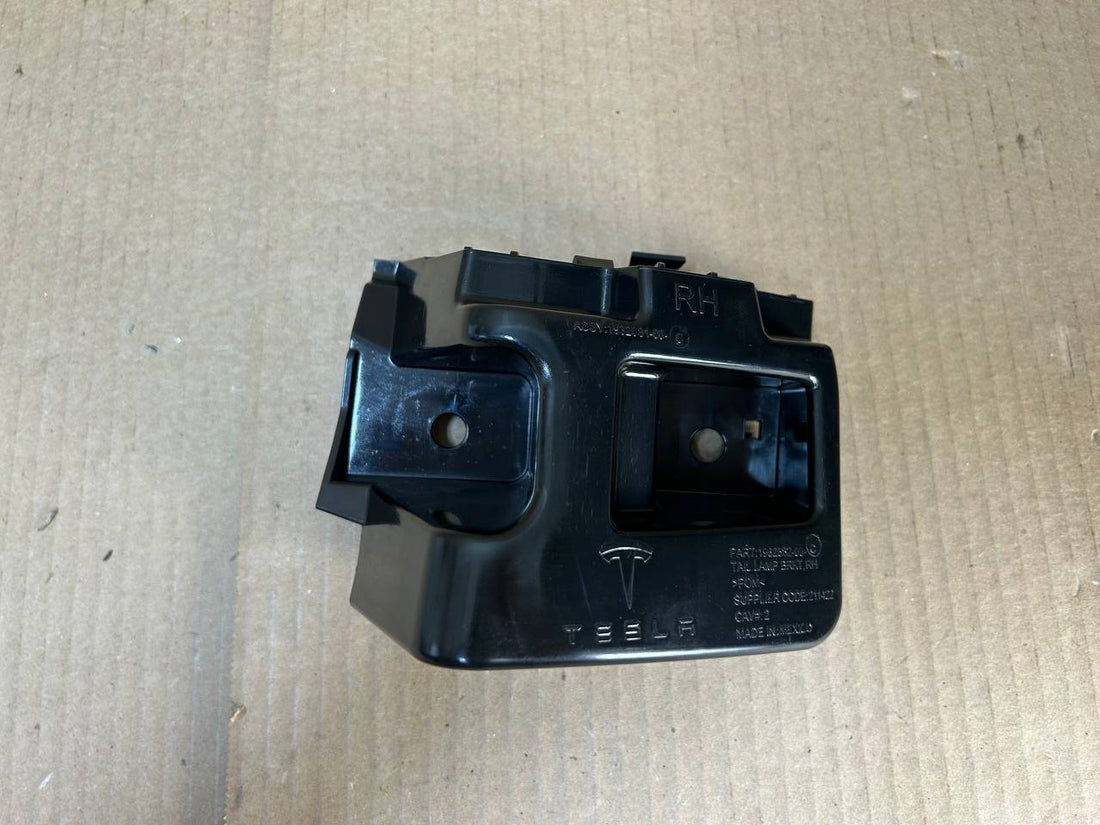 ✅ NEW! 2025-2026 Tesla Model Y Rear Bumper Bracket Right Side 1932681-00-C