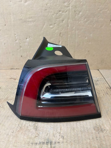 ✅17-23 Tesla Model 3 / Y Rear Outer Tail Light Left 3 Pin 1077397-00-H/scratched