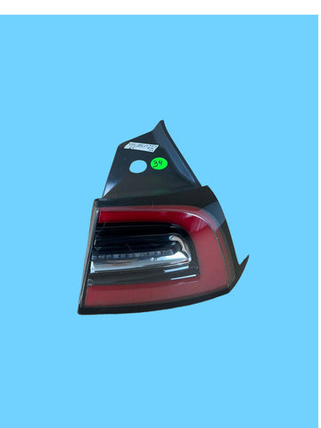 ✅ 17-23 Tesla Model 3/Y OEM Right Rear LED Tail Light 3-Pin 107739800H w/scratch