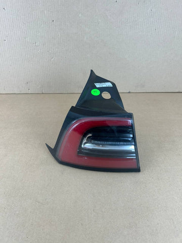 ✅Tesla Model 3 Rear Left Tail Light Lamp Quarter Mounted 3 Pin 1077397 w/scratch
