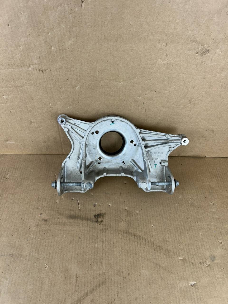 ✅ 2017-2023 Tesla Model 3/Y Front Right Upper Strut Mount Bracket 1044037-00-C
