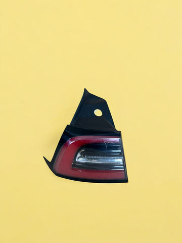 ✅17-23 Tesla Model 3 Rear LH Side Outer LED Tail Lamp 3 Pin 1077397 w/scratches