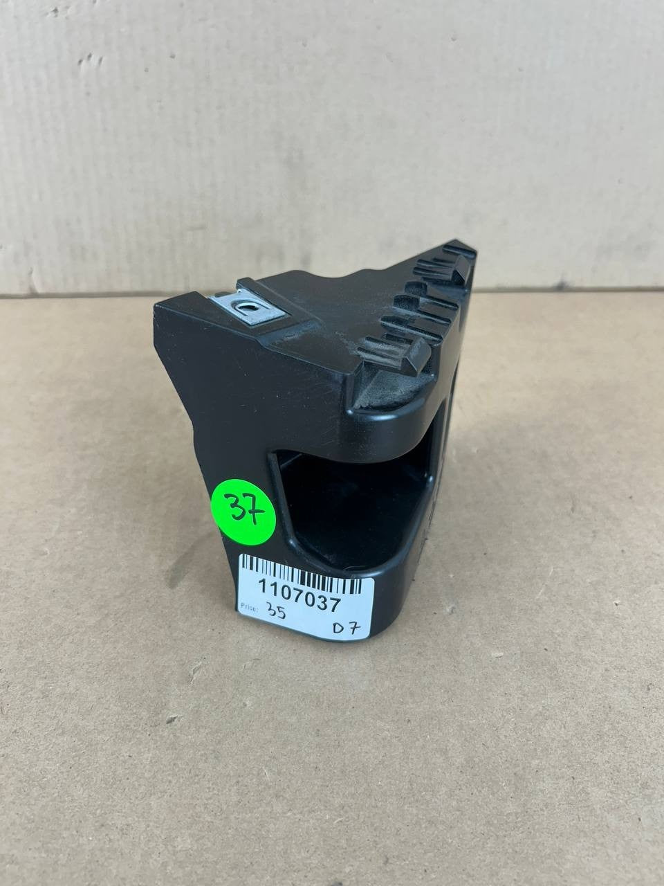 ✅ 20-24 Model Y Right Side Taillight Tail Lamp Bracket  1494039-00-D