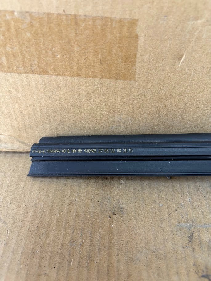 ✅2017-2023 Tesla Model 3 Front Left Door Inner Belt Seal 1090496
