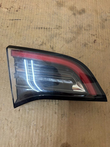 ✅20-24 Tesla Model Y Rear Left Inner Taillight Lamp 4 Pin 1502088-00-B/scratched