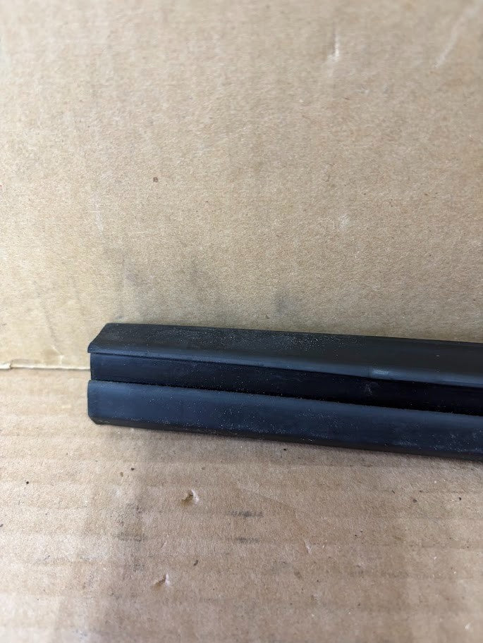 ✅ 17-26 Model 3 Front Left Door A-Pillar Flag Glass Run Rubber Seal 1090501-00-J