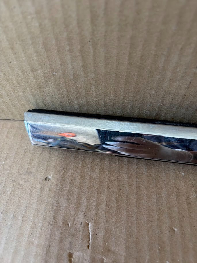 ✅ 16-20 OEM Tesla Model X Front Right Door Window Belt Molding Trim 1032166